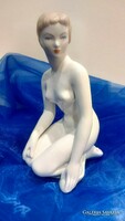 Aquincumi porcelá,térdelő női akt szobor