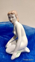 Aquincumi porcelán,térdelő női akt szobor.