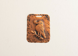 Retro fém medál madárkával - domborított rézlemesz iparművész ékszer