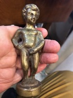 Szecessziós bronz pisilő kisfiú szobor, 12 cm-es nagyságú.