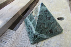 Egyedi kézműves munkával készült piramis