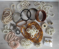 Pack of 13 classic retro bijou necklaces, bracelets, clip earrings with pearls