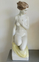 Hollóházi nagyméretű, kézzel festett porcelán, kecses női akt szobor