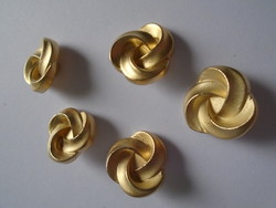 5 Pcs. Button with twisted pattern in light gold color.