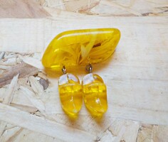 Retro plastic brooch with amber effect