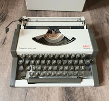 Olympia - traveler de luxe retro typewriter