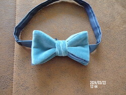Velvet bow tie in a wonderful blue color