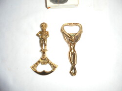 Két darab figurás fém sörnyitó, sörbontó - együtt - pisilős kisfiú, női akt