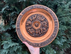 Ókori csatajelenetes réz falidísz tányér, nagyméret 890 g. Igényes, dúsan megmunkált