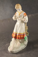 Porcelain girl in folk costume 640