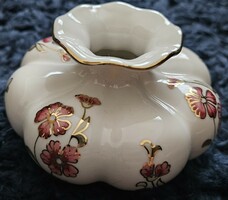 Zsolnay fokhagyma alakú virágos váza, kézzel festett, hibátlan. Kb.11,5 cm széles, 7,5 cm magas.