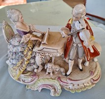 Gräfenthal - zongorán játszó hölgy és hegedűző úriember porcelán figurája. A kutya a zongora alatt
