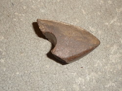 Régi kőbalta töredék hagyatékból származó eredeti csiszolt kőbalta darab neolit vagy bronzkor