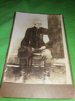 Antik 19. sz.keménytáblás szépia fotó üldögélő öreg huszár 17 x 11 cm, a képek szerint