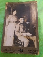 Antik 1910.keménytáblás kép üldögélő Katona a feleségével KALMÁR Budapest 17x10 cm, a képek szerint