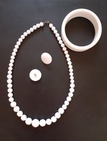 Retro plastic necklace with bracelet and earrings