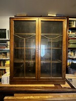 Üveges antik fa szekrény