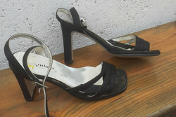 Black high-heeled sandals. 37-Es