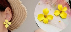 Fül43 - yellow flower stud earrings with a gold center
