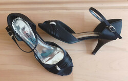 Casual high-heeled sandals. 38-Es