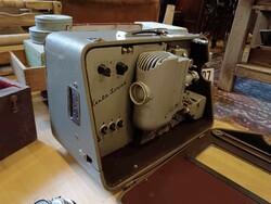 Mozgófilm vetítő, 20. század közepéről ,Magyar telefongyári gyártás, eredeti dobozában 16 mm-es