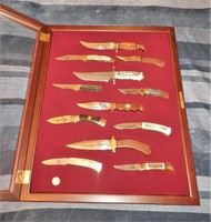 A collection of 18 hunting knives from 1989, in the original 3 display cases. Uncut!
