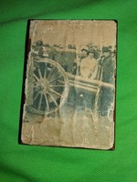 Antik zsebben hordott katonadoboz fém alap újságkivágásokkal díszítve 10 x 8 cm a képek szerint