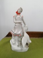 Retro Orosz Sysert porcelán lány libával, javított