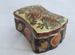 Porcelain box with a bird's eye lid, jewelry holder
