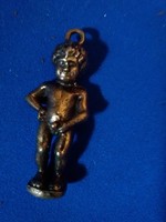 Antik réz kulcstartó dísz pisilős kisfiú - MANNIKEN PIS - jó állapotban a képek szerint
