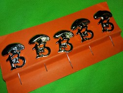 Traffic goods bazaar toy plastic silver plated buek badges -mushroom-13- clover- 5 pcs in one according to pictures