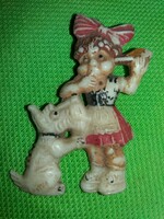 Antik HUMMEL kisleány kutyussal gyermek bakelit jelvény a képek szerint