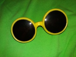 Old traffic goods, bazaar goods, plastic toys, children's John Lennon sunglasses, according to the pictures