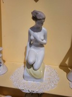 Hollóházi porcelán, női akt szobor