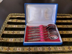 Set of 6 silver-plated spoons.