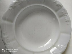 Fehér porcelán tányér