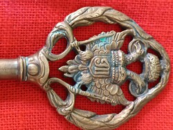 Kamarás kulcs 18 cm bronz Mária Terézia cimer