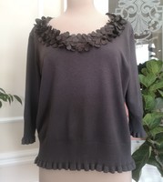 Per una 18 as, 44-46 chocolate brown knitted sweater with spatial flowers
