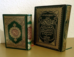 2 db Korán arab szentkönyv szent könyv arany színű díszes borítóval iszlám vallás