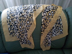 Scarf with leopard print