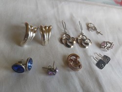8 A pair of silver earrings
