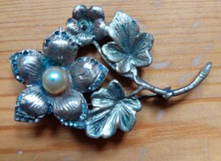 Silver-colored antique brooch with flower-patterned leaves (even with free delivery),