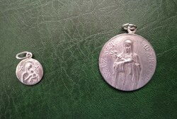 Ezüstözött fém vallási medál érme Patrona Hungariae és Mária Zell kegyérme kegytárgy