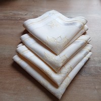 4 db krémszínű damaszt szalvéta, sárga mintával 30 x 31 cm