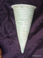 Kúp alakú váza 33 cm!  mázas kerámia floreális díszítéssel. belsejében kis mázrepedés.