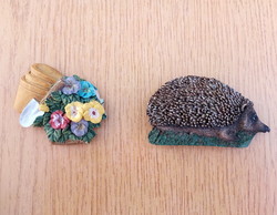 Garden flower, gardener / hedgehog 3-dimensional fridge magnet