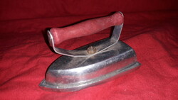 Antique sheet metal factory metal toy iron with wooden handle, nice condition 10 x 8 x 5 cm as shown in the pictures
