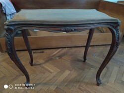 Neo-baroque style table with carved legs