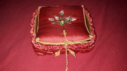 Antik gyönyörű múlt századelős hímzett selyem selyemzsinóros dísz varrós doboz 16x14cm képek szerint