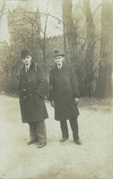 1920-as évek. Ismeretlen testvérpár fotója, Budapest Városliget, Vajdahunyad vára előtt.
